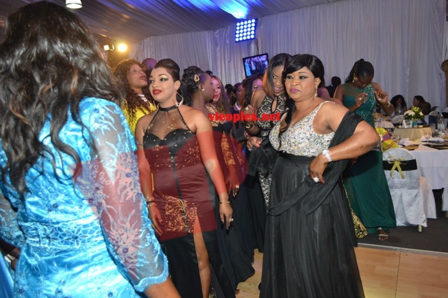Voici la grande dame Mame Ndiaye qui se cache derrière son époux Mbaye Diéye Faye.
