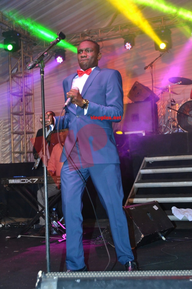 Pape Diouf se donne à fond face à son micro. Pape Diouf se donne à fond face à son micro.