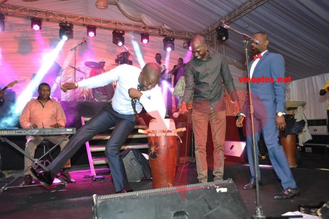 Pape Diouf se donne à fond face à son micro. Pape Diouf se donne à fond face à son micro.