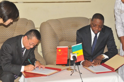 Coopération: La chine offre 13 véhicules dont 3 ambulances Coopération: La chine offre 13 véhicules dont 3 ambulances