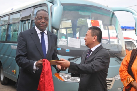 Coopération: La chine offre 13 véhicules dont 3 ambulances Coopération: La chine offre 13 véhicules dont 3 ambulances