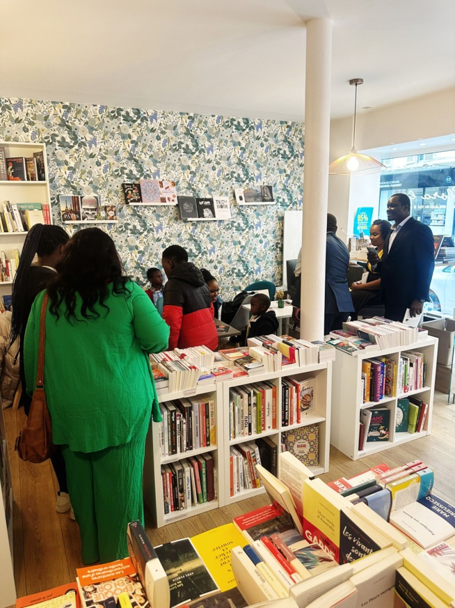 Cérémonie de dédicace, l'artiste Sénégalaise Guigui présente son premier livre à Paris. Cérémonie de dédicace, l'artiste Sénégalaise Guigui présente son premier livre à Paris.