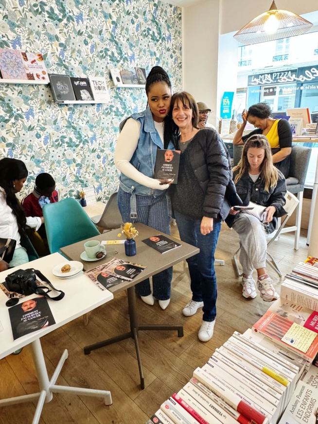 Cérémonie de dédicace, l'artiste Sénégalaise Guigui présente son premier livre à Paris.