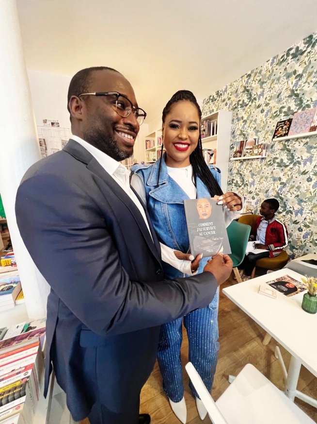 Cérémonie de dédicace, l'artiste Sénégalaise Guigui présente son premier livre à Paris. Cérémonie de dédicace, l'artiste Sénégalaise Guigui présente son premier livre à Paris.