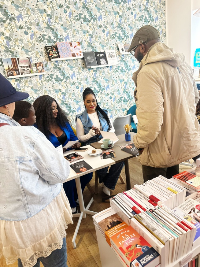 Cérémonie de dédicace, l'artiste Sénégalaise Guigui présente son premier livre à Paris.