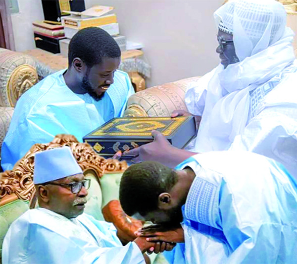 Le Président Bassirou Diomaye Faye honore les Khalifes et les autorités religieuses Le Président Bassirou Diomaye Faye honore les Khalifes et les autorités religieuses