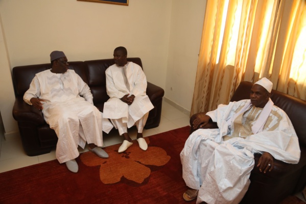 Présentation de condoléances : Le Président Macky Sall à Tivaouane Diacksao et aux Mamelles Présentation de condoléances : Le Président Macky Sall à Tivaouane Diacksao et aux Mamelles