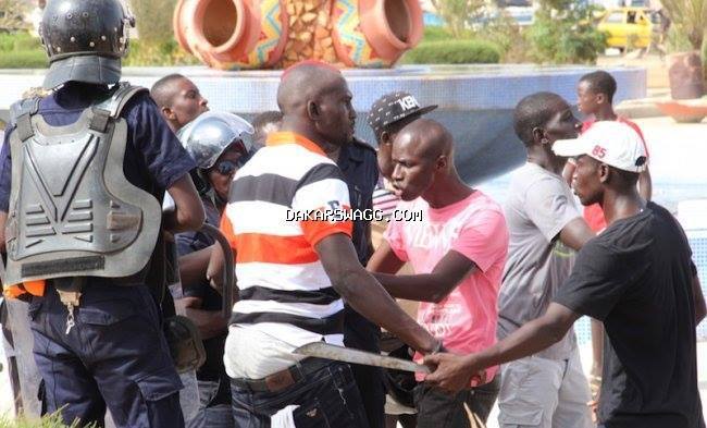 Place du Souvenir: Ama Baldé arrêté par la police, le véhicule de Gouy-Gui caillassé, plusieurs blessés… Regardez les images