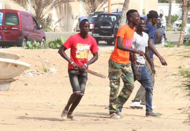 Place du Souvenir: Ama Baldé arrêté par la police, le véhicule de Gouy-Gui caillassé, plusieurs blessés… Regardez les images Place du Souvenir: Ama Baldé arrêté par la police, le véhicule de Gouy-Gui caillassé, plusieurs blessés… Regardez les images