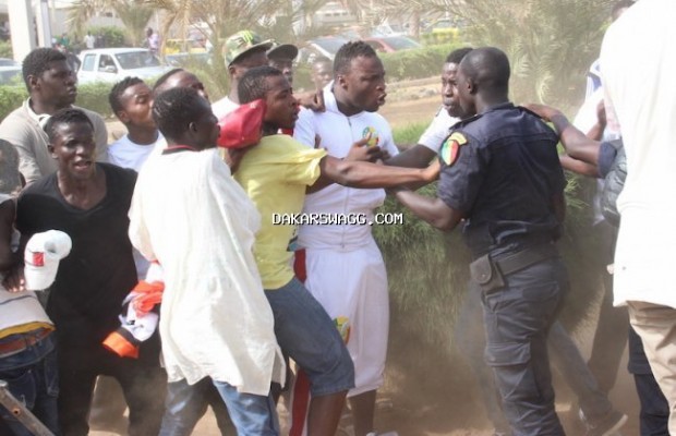 Place du Souvenir: Ama Baldé arrêté par la police, le véhicule de Gouy-Gui caillassé, plusieurs blessés… Regardez les images Place du Souvenir: Ama Baldé arrêté par la police, le véhicule de Gouy-Gui caillassé, plusieurs blessés… Regardez les images