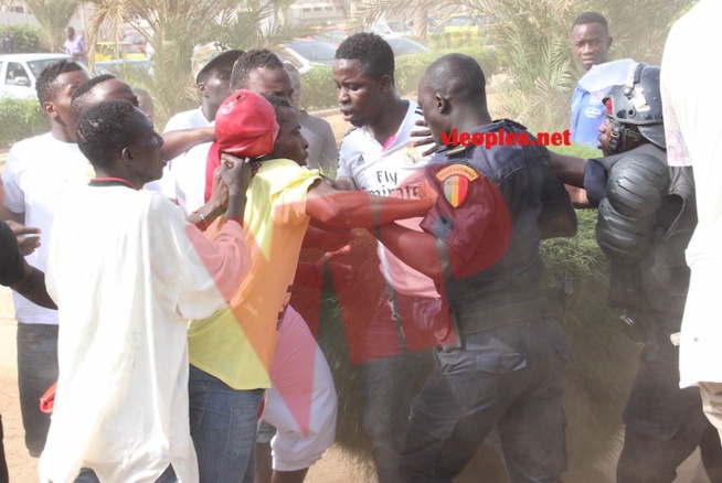 Violence dans la lutte; Affrontement entre camp d' Ama Baldé et celui de Gouye Gui à la place du souvenir dans le compte du face to face de la TNT.