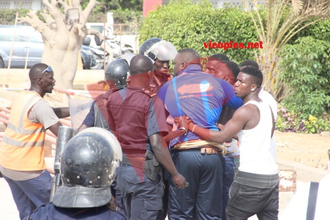 Violence dans la lutte; Affrontement entre camp d' Ama Baldé et celui de Gouye Gui à la place du souvenir dans le compte du face to face de la TNT.