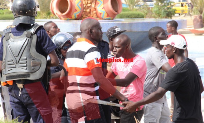 Violence dans la lutte; Affrontement entre camp d' Ama Baldé et celui de Gouye Gui à la place du souvenir dans le compte du face to face de la TNT.
