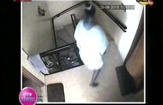 Vidéo-Caméra cachée: une jeune femme entre dans une maison à Sacré Coeur 3 et vole des portables