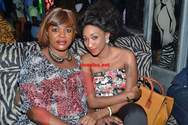 "La gangster de la série un café avec" Inna Djawara avec sa garde du corps. "La gangster de la série un café avec" Inna Djawara avec sa garde du corps.