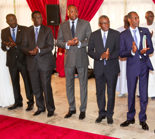 Futur Gouvernement : Les potentiels remplaçants de Mouhammed Dione applaudissent ... lors de la décoration du PM Futur Gouvernement : Les potentiels remplaçants de Mouhammed Dione applaudissent ... lors de la décoration du PM