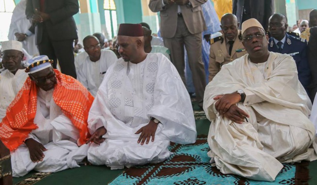 Macky Sall, honore Chérif Mamine Aïdara en effectuant la… Macky Sall, honore Chérif Mamine Aïdara en effectuant la…