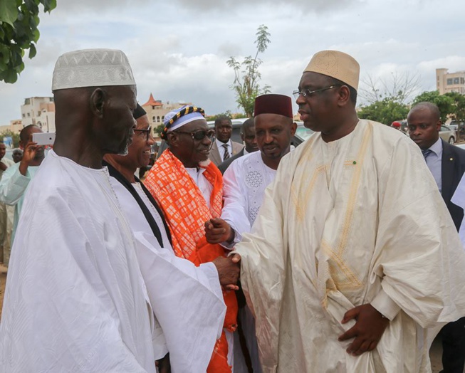 Macky Sall, honore Chérif Mamine Aïdara en effectuant la… Macky Sall, honore Chérif Mamine Aïdara en effectuant la…