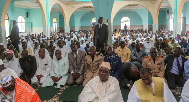 Macky Sall, honore Chérif Mamine Aïdara en effectuant la… Macky Sall, honore Chérif Mamine Aïdara en effectuant la…