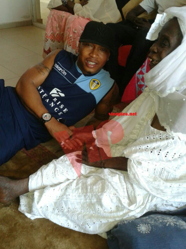 El Hadj Diouf était très proche de sa défunte grand- mére El Hadj Diouf était très proche de sa défunte grand- mére