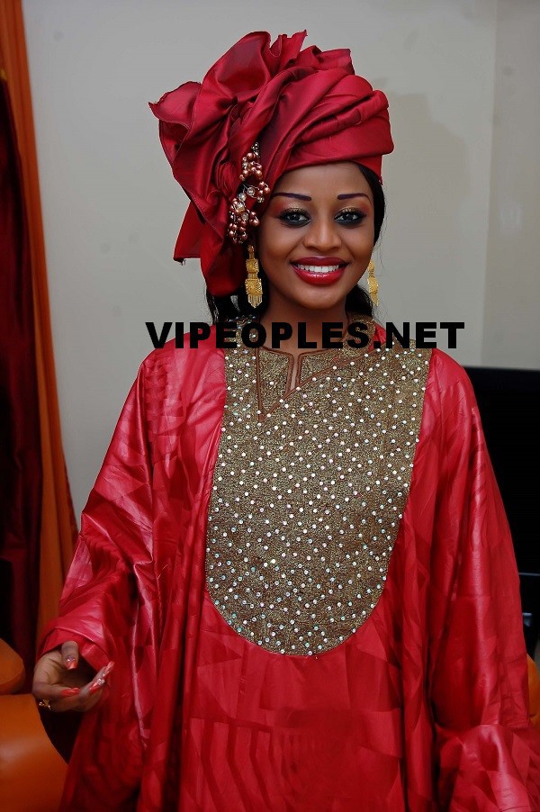 Penda Ly madame Thiam ex miss Sénégal au service de son mari. Penda Ly madame Thiam ex miss Sénégal au service de son mari.