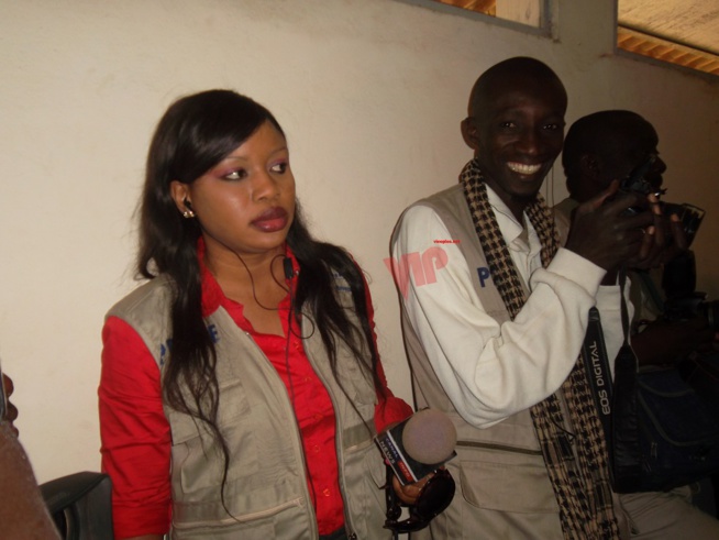 Adja Bitéye à ses débuts avec canal infos ici avec le photographe Talla Ndiaye de la tribune. Adja Bitéye à ses débuts avec canal infos ici avec le photographe Talla Ndiaye de la tribune.