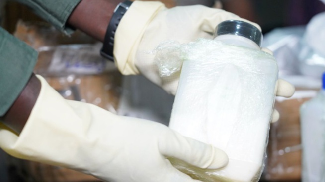 Joli coup de filet à l’AIBD : La Douane intercepte un bocal contenant près de cinq cent grammes d’amphétamine Joli coup de filet à l’AIBD : La Douane intercepte un bocal contenant près de cinq cent grammes d’amphétamine