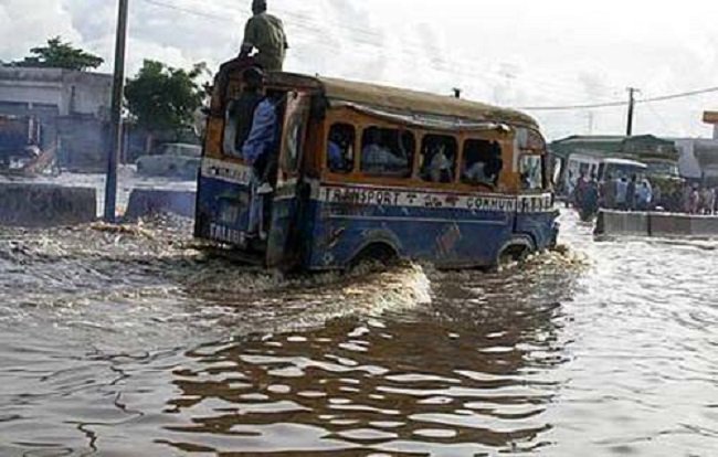 Quelques millimètres de pluie et Dakar patauge déjà … Quelques millimètres de pluie et Dakar patauge déjà …