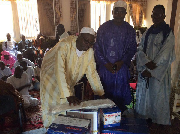 Fatou Tambédou a offert un lot de ventilateurs à la mosquée Serigne Babacar Sy Fatou Tambédou a offert un lot de ventilateurs à la mosquée Serigne Babacar Sy