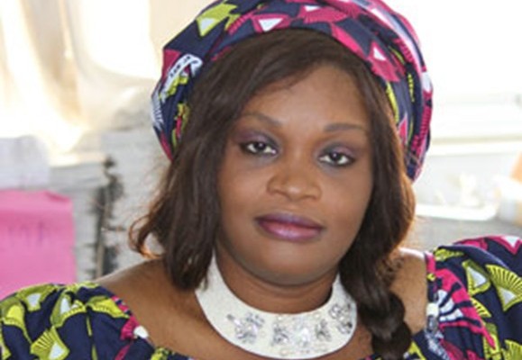 La ministre Fatou Tambédou huée à Keur Massar, son garde du corps dégaine son arme… La ministre Fatou Tambédou huée à Keur Massar, son garde du corps dégaine son arme…