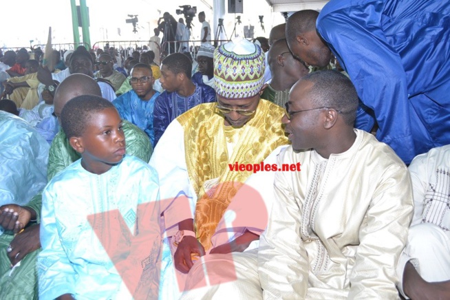 Le PDG du groupe Holding Amar à la grande mosquée "Masalikouldjin" pour la prière de la korité. Le PDG du groupe Holding Amar à la grande mosquée "Masalikouldjin" pour la prière de la korité.