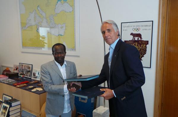 Olympisme – Accord de coopération entre le CNOSS et le CONI : Diagna Ndiaye et Giovanni Malago s’engagent pour 5 ans Olympisme – Accord de coopération entre le CNOSS et le CONI : Diagna Ndiaye et Giovanni Malago s’engagent pour 5 ans