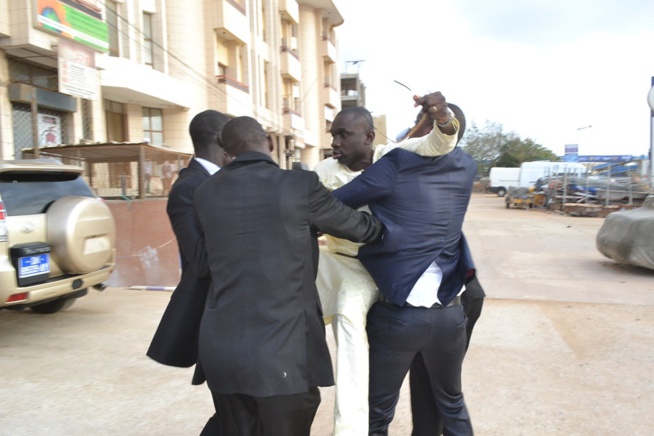 Scandale: Pape Diouf brutalisé par les agents de la sécurité du complexe Miroir sur la VDN. Scandale: Pape Diouf brutalisé par les agents de la sécurité du complexe Miroir sur la VDN.