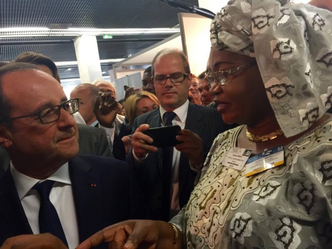 Aïda Mbodj en toute complicité avec le Président français, François Hollande Aïda Mbodj en toute complicité avec le Président français, François Hollande