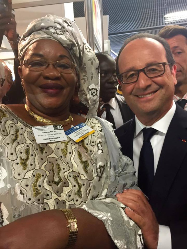 Aïda Mbodj en toute complicité avec le Président français, François Hollande Aïda Mbodj en toute complicité avec le Président français, François Hollande