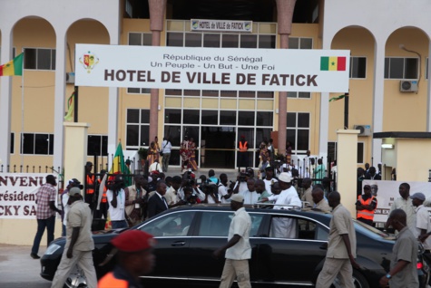 Inauguration de l'Hôtel de ville de Fatick : Le service protocolaire interrompt la prestation des griots, Macky leur demande de continuer Inauguration de l'Hôtel de ville de Fatick : Le service protocolaire interrompt la prestation des griots, Macky leur demande de continuer