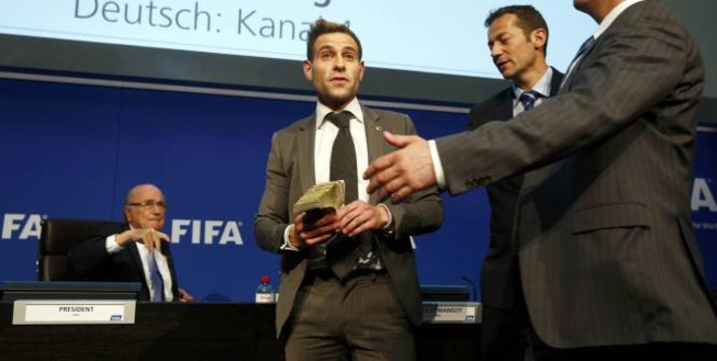 Arrestation du comédien qui a lancé des faux billets sur Sepp Blatter