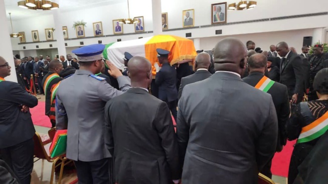 COMMUNIQUE DE PRESSE-Condoléances de Me Abdoulaye Wade et du PDS au défunt Président Bédié. COMMUNIQUE DE PRESSE-Condoléances de Me Abdoulaye Wade et du PDS au défunt Président Bédié.