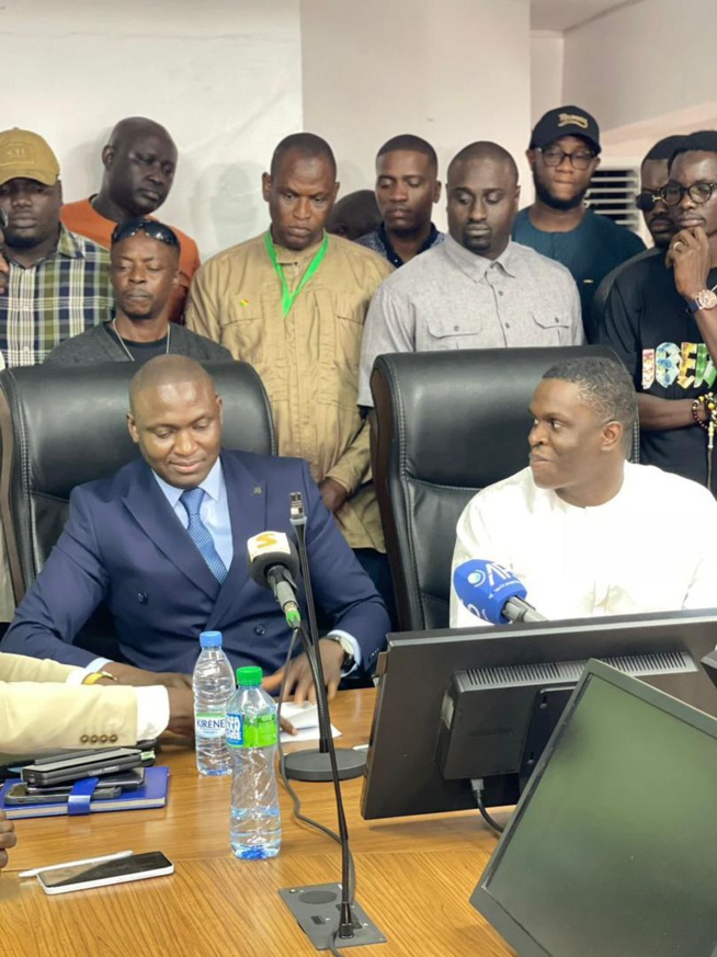 LONASE: Passation de service entre Toussaint Manga, le nouveau DG et son prédécesseur, Doura Baldé (Images) LONASE: Passation de service entre Toussaint Manga, le nouveau DG et son prédécesseur, Doura Baldé (Images)