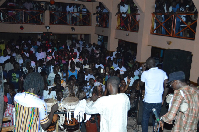 La génération conscient met le feu et casse la baraque au Ravin Night de Guédiawaye. Regardez. La génération conscient met le feu et casse la baraque au Ravin Night de Guédiawaye. Regardez.