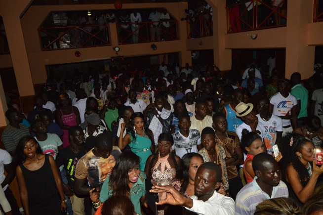 La génération conscient met le feu et casse la baraque au Ravin Night de Guédiawaye. Regardez. La génération conscient met le feu et casse la baraque au Ravin Night de Guédiawaye. Regardez.