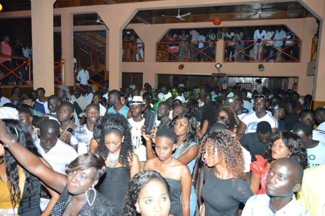 La génération conscient met le feu et casse la baraque au Ravin Night de Guédiawaye. Regardez. La génération conscient met le feu et casse la baraque au Ravin Night de Guédiawaye. Regardez.