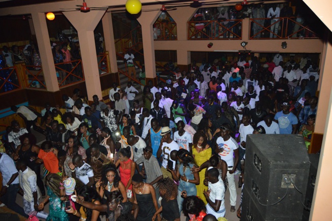 La génération conscient met le feu et casse la baraque au Ravin Night de Guédiawaye. Regardez. La génération conscient met le feu et casse la baraque au Ravin Night de Guédiawaye. Regardez.