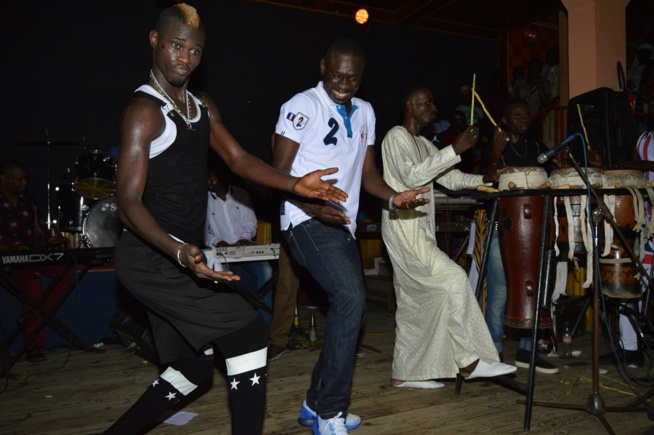 La génération conscient met le feu et casse la baraque au Ravin Night de Guédiawaye. Regardez. La génération conscient met le feu et casse la baraque au Ravin Night de Guédiawaye. Regardez.