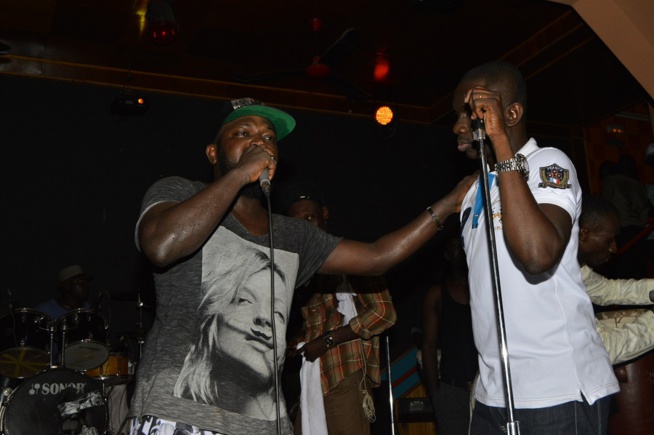 La génération conscient met le feu et casse la baraque au Ravin Night de Guédiawaye. Regardez. La génération conscient met le feu et casse la baraque au Ravin Night de Guédiawaye. Regardez.