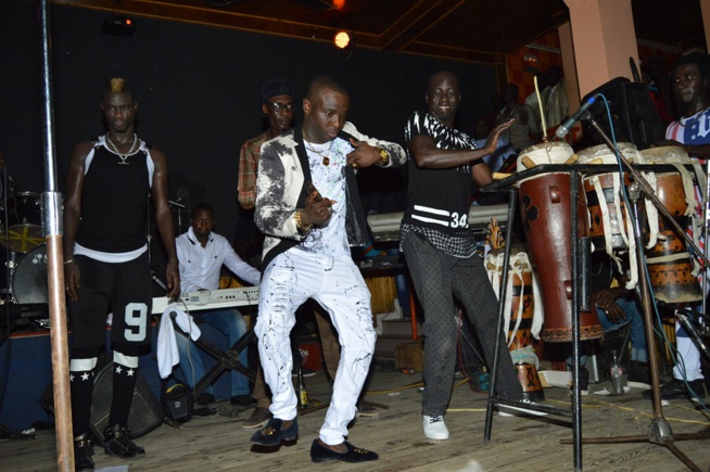 La génération conscient met le feu et casse la baraque au Ravin Night de Guédiawaye. Regardez. La génération conscient met le feu et casse la baraque au Ravin Night de Guédiawaye. Regardez.