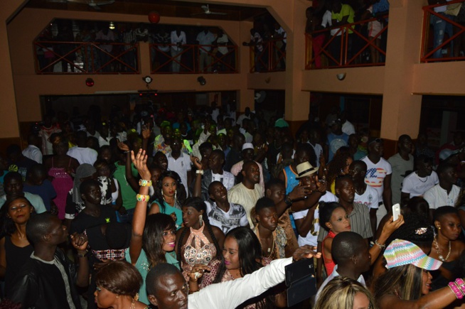 La génération conscient met le feu et casse la baraque au Ravin Night de Guédiawaye. Regardez. La génération conscient met le feu et casse la baraque au Ravin Night de Guédiawaye. Regardez.