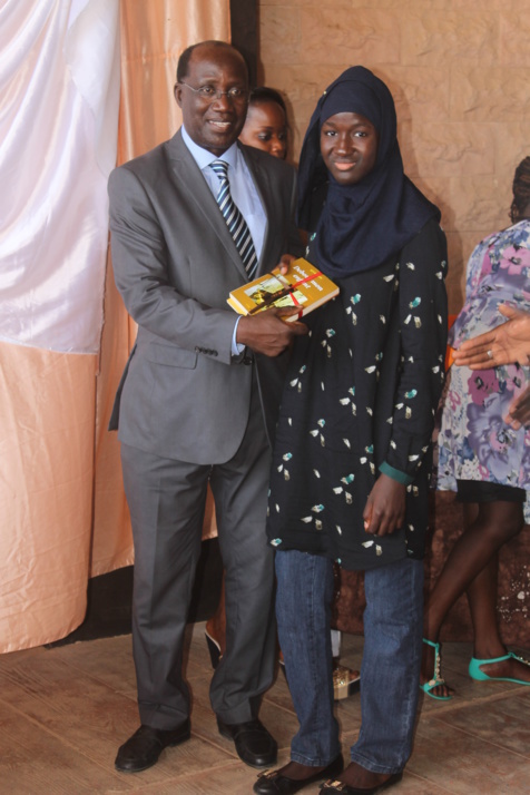 Remise de Prix d’excellence par le Monument de la Renaissance Africaine : Les filles à l’honneur avec une moyenne de 18 Remise de Prix d’excellence par le Monument de la Renaissance Africaine : Les filles à l’honneur avec une moyenne de 18