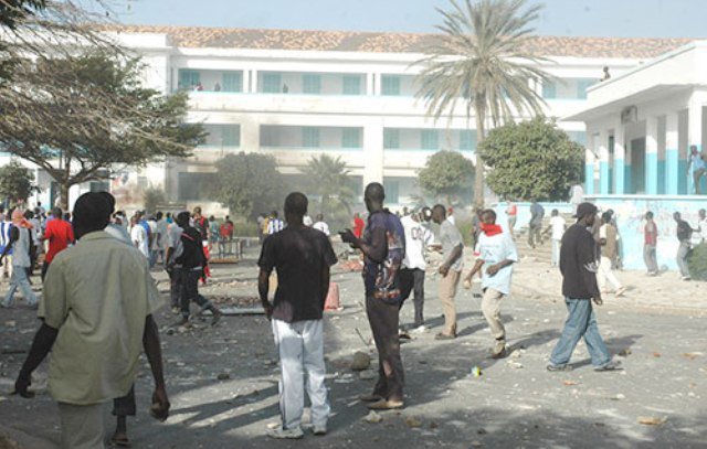 Visite catastrophe à l’UCAD : Le cortège du PR bombardé à coups de pierre Visite catastrophe à l’UCAD : Le cortège du PR bombardé à coups de pierre