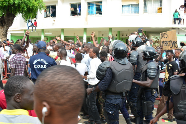 Visite mouvementée du Président à l'Ucad: Les présumés jeteurs de pierre risquent les Chambres criminelles Visite mouvementée du Président à l'Ucad: Les présumés jeteurs de pierre risquent les Chambres criminelles